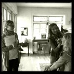 Skribenten fra Femina Lone interviewer imens Trine Panum er i make-up´en.