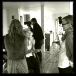 Hele holdet er i fuld sving - stemningen er intens under et fotoshoot...